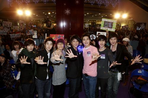 슈퍼주니어-M 홍콩 입성…팬 3000여명과 환영파티