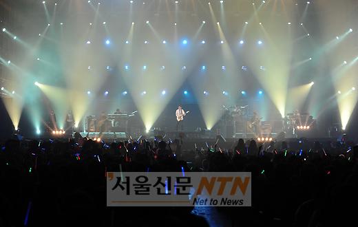 [NOW포토] 조용필과 팬들의 열광적인 공연 현장