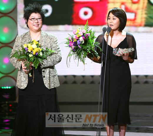 [NOW포토] 양희은ㆍ이경실 ‘베스트 엔터테이너상’ 수상