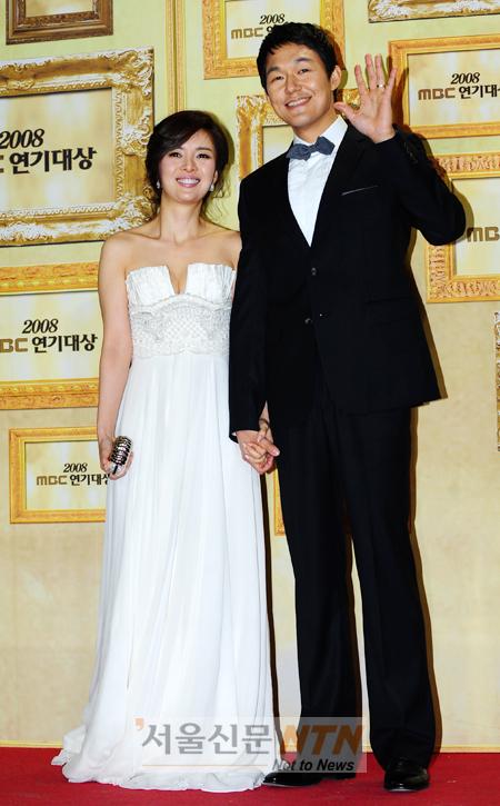 [NOW포토] 신은정ㆍ박성웅 커플, 두 손 꼭 잡고!