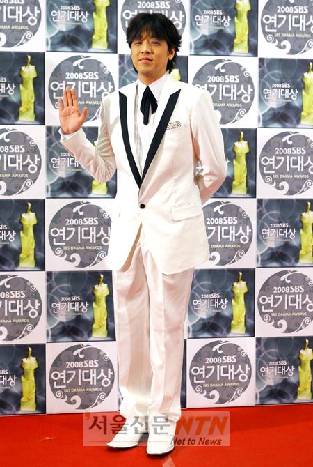[NOW포토] 류시원 ‘화이트 정장의 멋스러움’