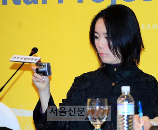 [NOW포토] 가와세 나오미 감독 ‘셀프 기념 촬영?’
