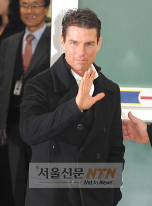 톰 크루즈, 팬들과도 ‘찰칵’ 매너있는 방한