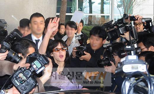 [NOW포토] 취재진 향해 손인사 하는 소피마르소