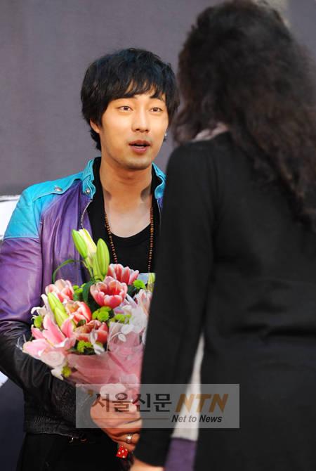 [NOW포토] 소지섭, ‘일본 팬에게 꽃다발 선물’