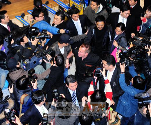 [NOW포토] 주윤발 ‘취재진과 팬들 사이에서’