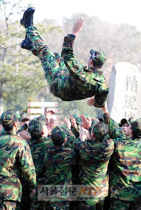 [NOW포토] 전우들의 헹가래 받는 김태우