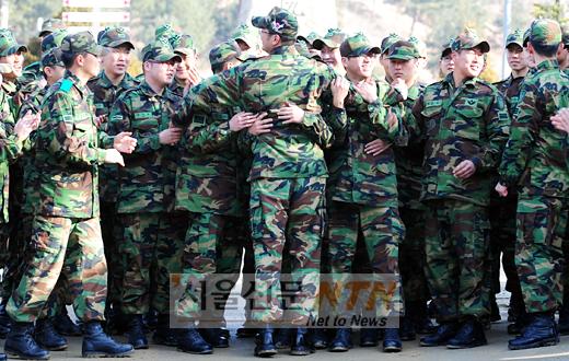 [NOW포토] 김태우 ‘전우들과 뜨거운 포옹’