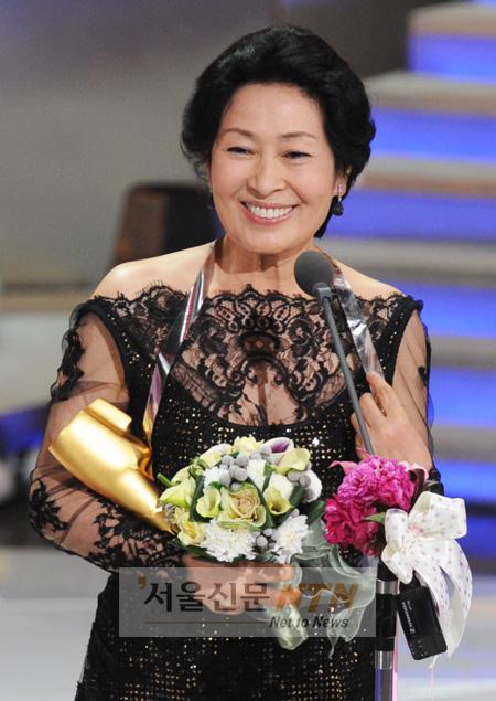 [백상예술대상] 대상 김혜자 “빚 대신 빛 발하는 배우 될터”
