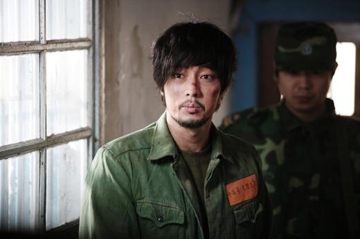 소지섭, 포로 연기…헝클머진 머리 ‘남성미 물씬’