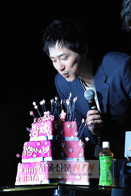 [NOW포토] 강지환 ‘33번째 생일 핑크케이크와 함께’