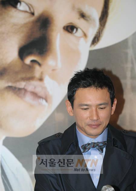 [NOW포토] 황정민 ‘영화와 다른 수줍은 매력’
