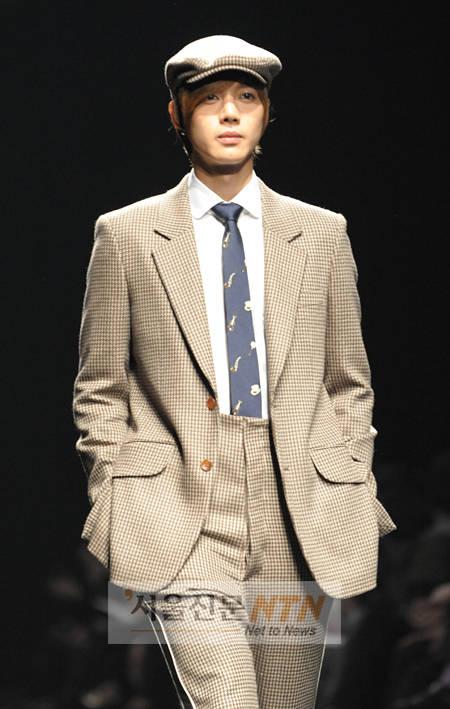 [NOW포토] 패션쇼 무대에 선 ‘꽃남’ 김현중
