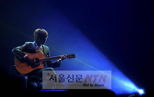 [NOW포토] 김현중, ‘기타치는 실루엣’