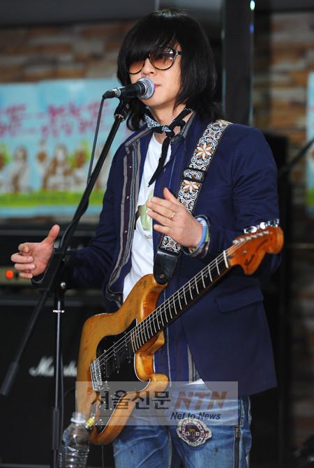 [NOW포토] 윤도현 “소극장 콘서트 많이 오세요”
