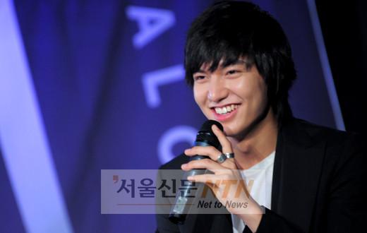 [NOW포토] 이민호, 식을 줄 모르는 인기 ‘싱글벙글’