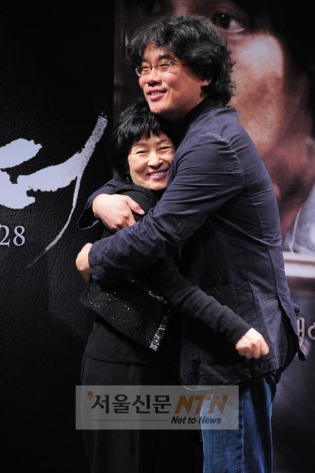 [NOW포토] 봉준호-김혜자, 따뜻한 포옹