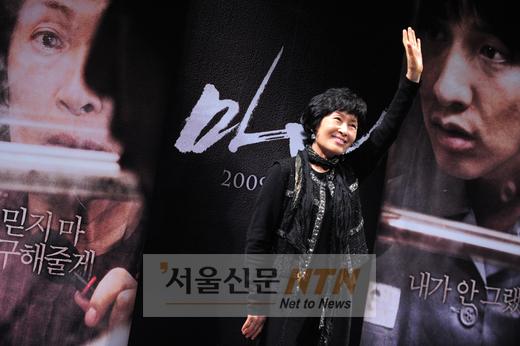 [NOW포토] 김혜자, 따뜻하게 손흔드는 어머니