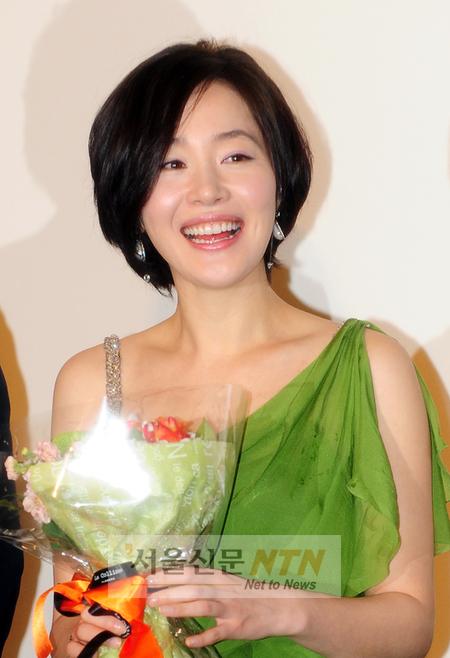 [NOW포토] 엄지원, 꽃다발 들고 “인기 많죠?”