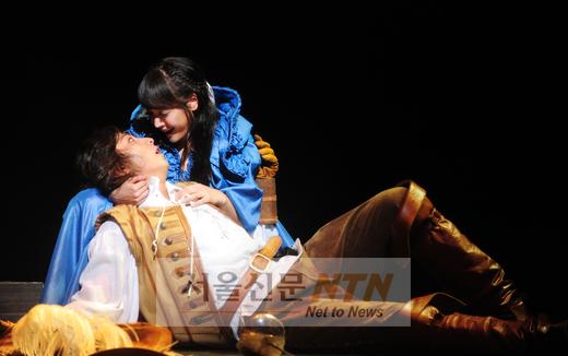 [NOW포토] 박건형·김소현, 무대 위 달콤한 키스