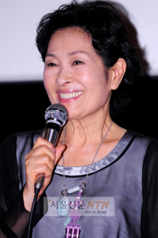 김혜자 “봉준호가 내 죽은 세포를 깨웠다”