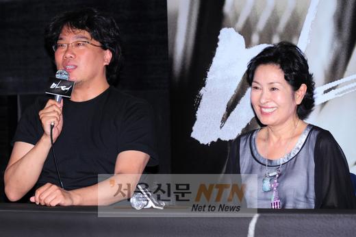 [NOW포토] 봉준호 감독 “김혜자 선생님 존경합니다”