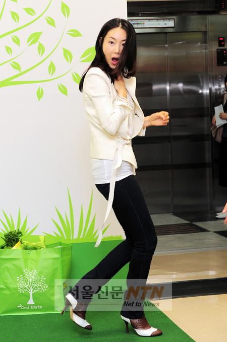 [NOW포토] 놀란 최지우 “넘어질뻔했어요~”