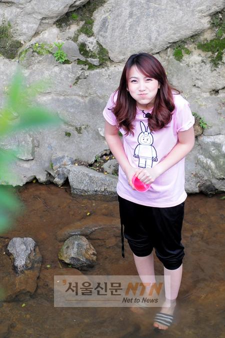 [NOW포토] 카라 강지영 “아직 계곡물이 차가워요”