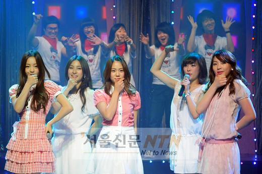 [NOW포토] 카라 ‘팬들과 하나된 미니 콘서트’