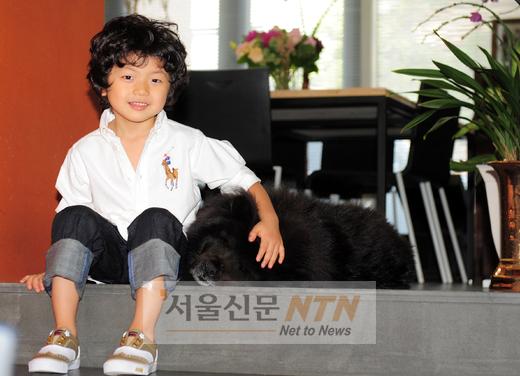 [NOW포토] 왕석현, 개와 장난치며 ‘귀여운 미소’