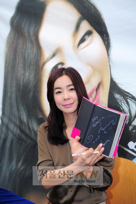 [NOW포토] 이혜영 “사인 멋있죠?”