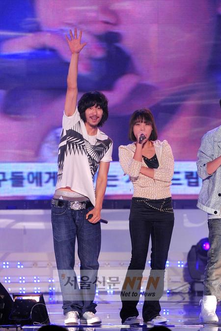 [NOW포토] ‘힙합부부’ 타이거JK·윤미래, 한무대서 ‘애정과시’