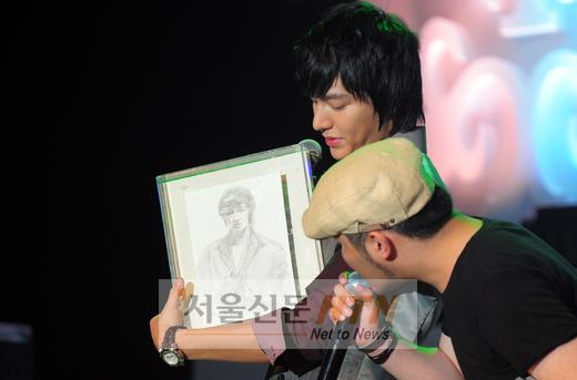 [NOW포토] 이민호 “행복한 생일, 선물 감사해요”