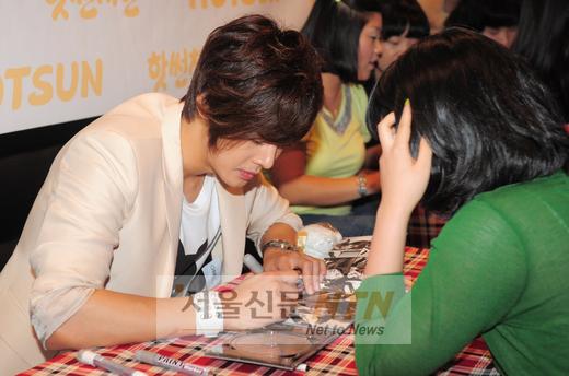 [NOW포토] 김현중, 사인은 정성스럽게~