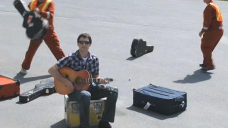 “항공사 탓에 기타 망가졌다”…노래 제작