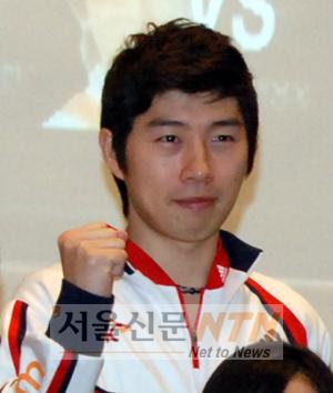 ‘황제’ 임요환 복귀전, 아쉬운 패배로 끝나