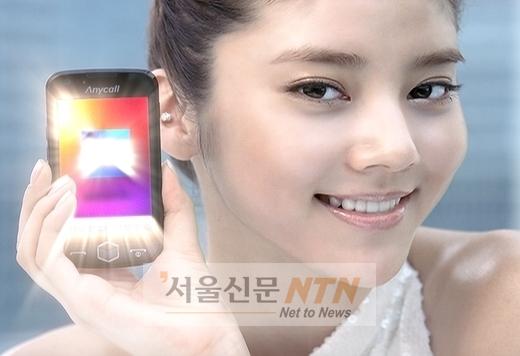 ‘자체발광’ 손담비, 휴대폰 TV광고 ‘눈길’