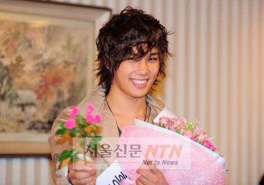[NOW포토] SS501 박정민 “내 꽃을 받아주오~”