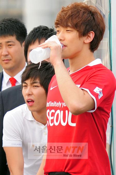 [NOW포토] 비, 물마시는 모습도 터프하게