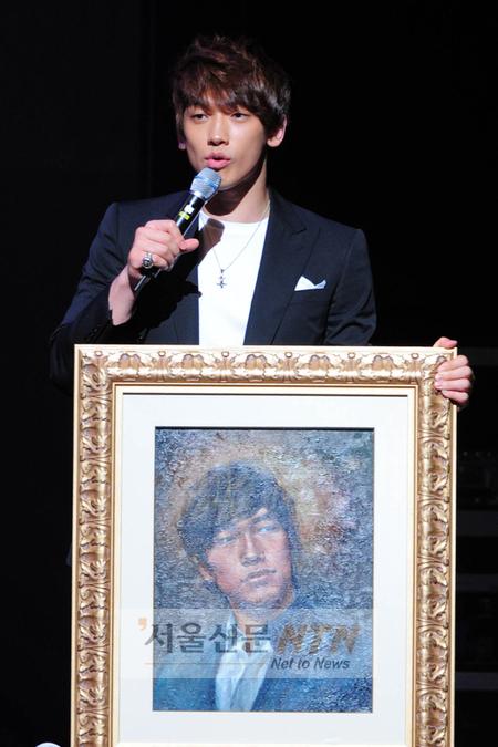[NOW포토] 비 “그림 정말 멋져요”