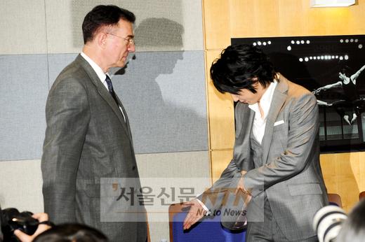[NOW포토] 예의바른 이준기 “사장님 먼저 앉으세요.”