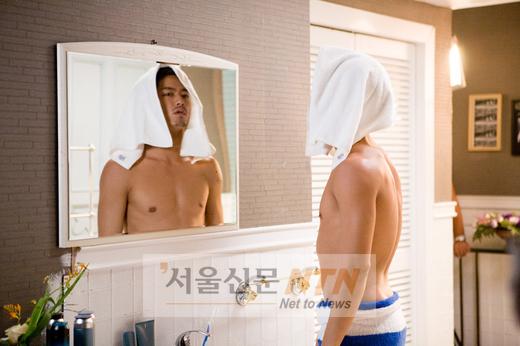 ‘김혜수의 남자’ 이용우, 잘 키운 상반신 공개