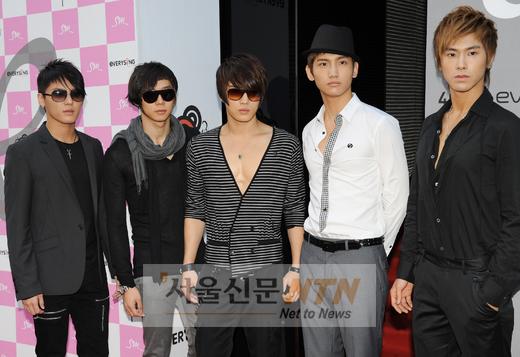80만 동방신기 팬 뿔났다… ‘SM 불매운동’
