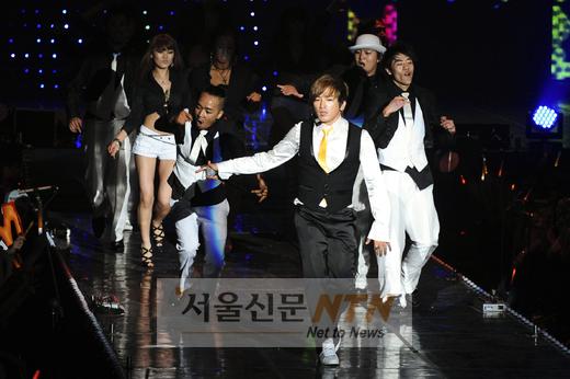[NOW포토] 이민우 “여러분 함께해요!”