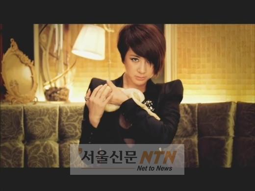 서인영, 뱀 안고 뮤비 촬영 ‘섬뜩’
