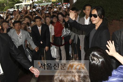[NOW포토] 배용준, 손흔드는 모습에 팬들 들썩!