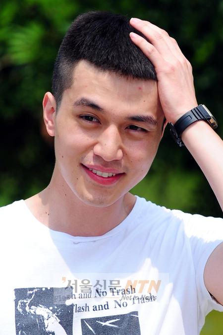 [NOW포토] 이동욱 “짧은 머리 어색해요”