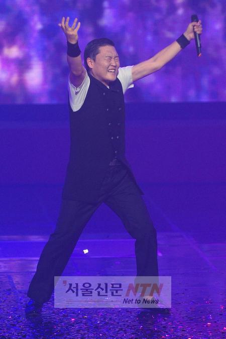 ‘예비역’ 싸이, 우리는 왜 그에게 열광하는가?