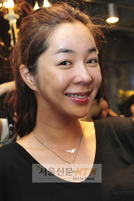 [NOW포토] 이혜영 “십자가 목걸이 잘어울리죠?”