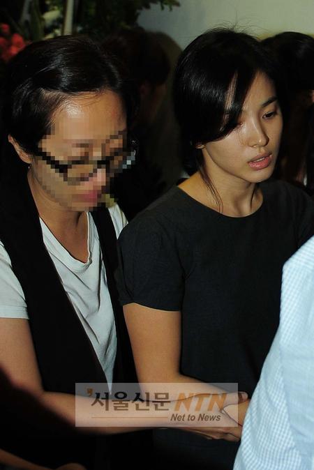 [NOW포토] 부축받으며 빈소로 향하는 송혜교